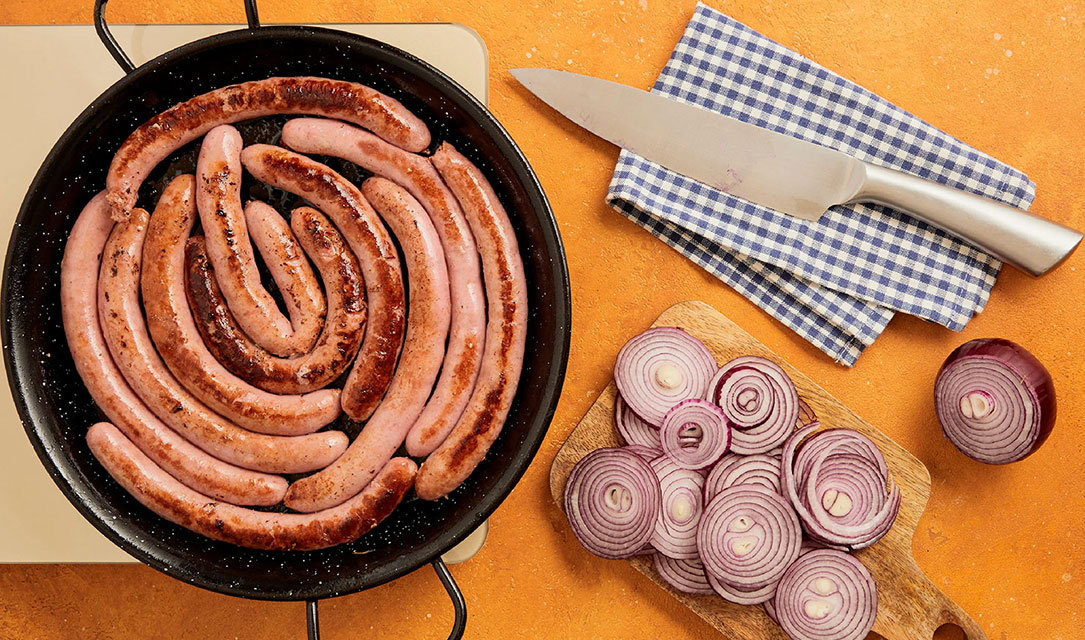 Salsichas na frigideira