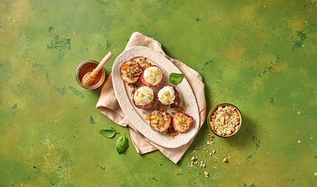 Pêssegos com crumble e gelado