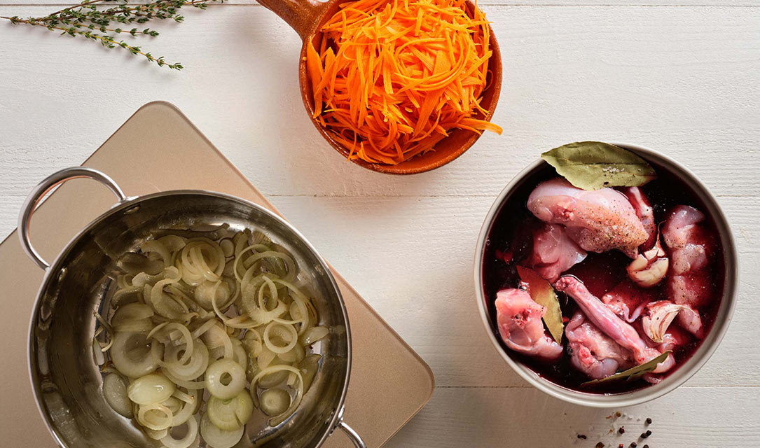 Cebola a refogar para a receita de coelho estufado