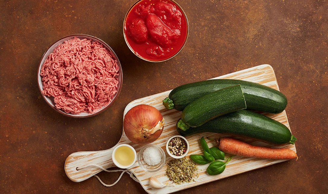 Ingredientes para esparguete de curgete à bolonhesa