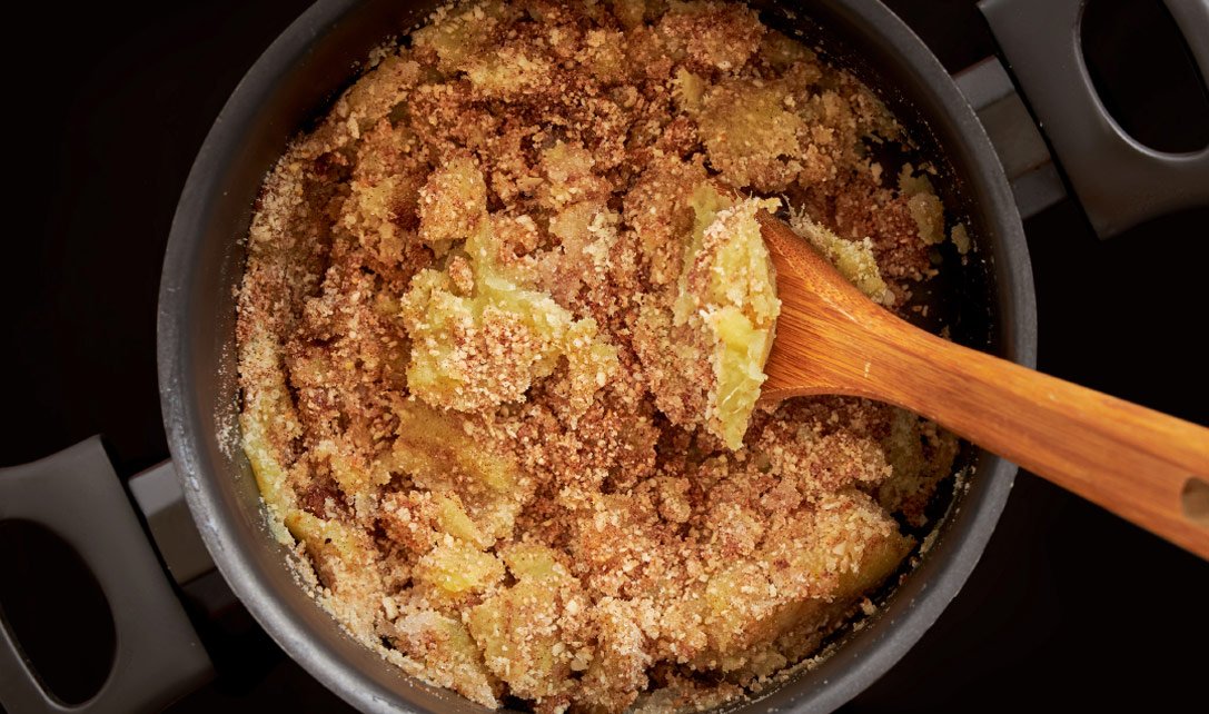 Mistura de ingredientes no tacho para broas de batata doce