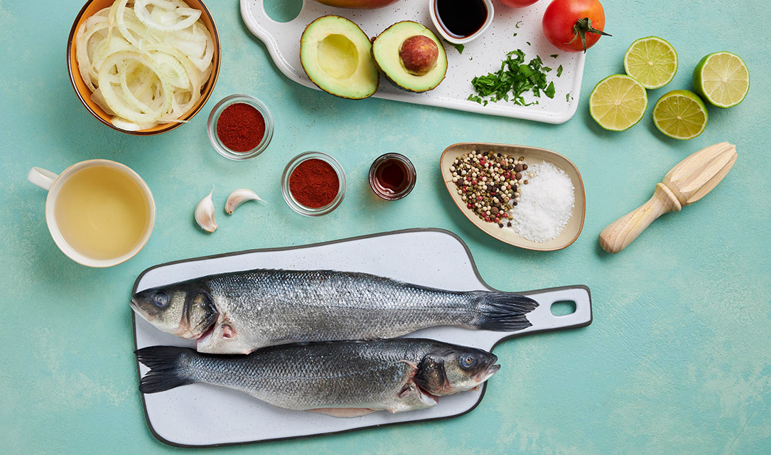 PEIXE ASSADO NO FORNO COM MARINADA DE TOMATE E ABACATE