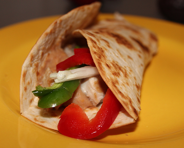 Wrap de puré de feijão, pimentos e bifinhos de porco