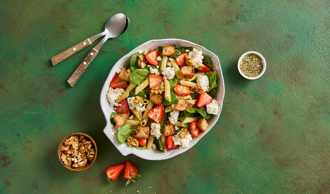 Salada de massa com espinafres, morango e requeijão