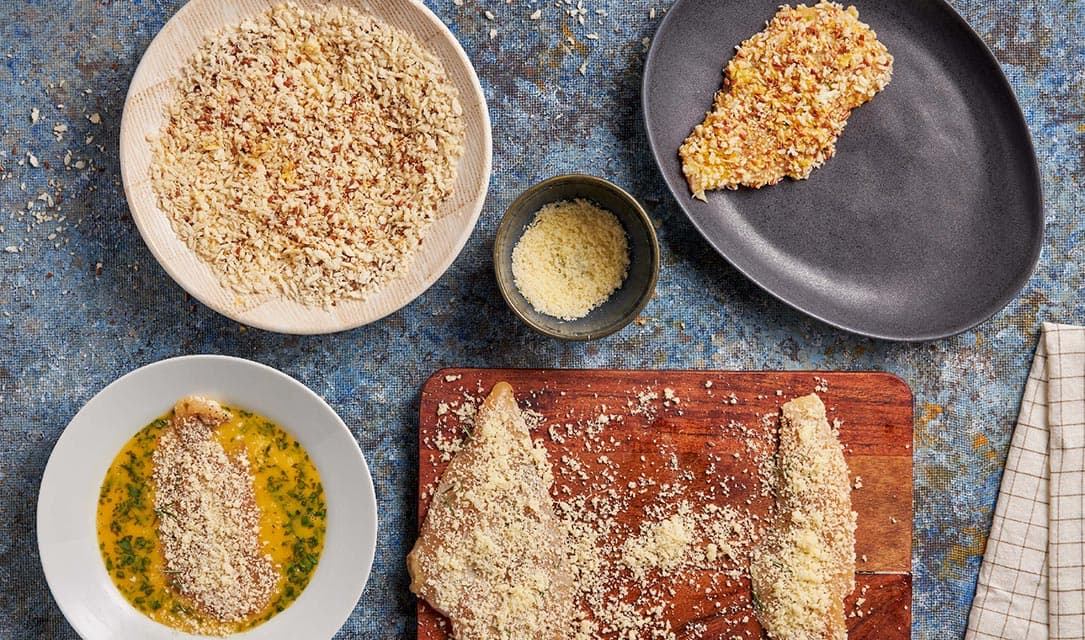 Bifes de frango em ovo, ervas e farinha para panar