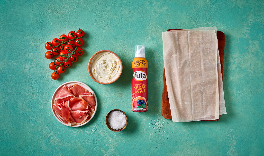 Cups de philadelphia, presunto crocante e tomate cherry