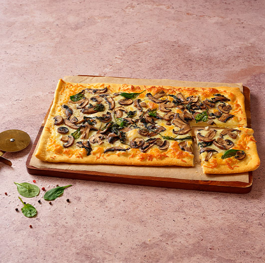 Pizza retangular de cogumelos e espinafres