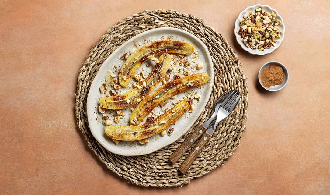 Banana frita com canela no prato