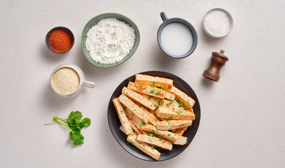 Ingredientes em taças para tofu frito