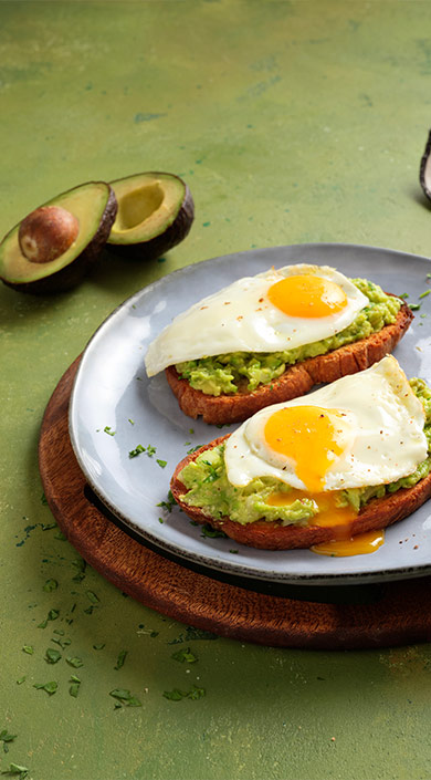 Tosta de abacate com ovo e óleo de abacate