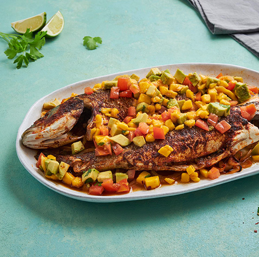 PEIXE ASSADO NO FORNO COM MARINADA DE TOMATE E ABACATE