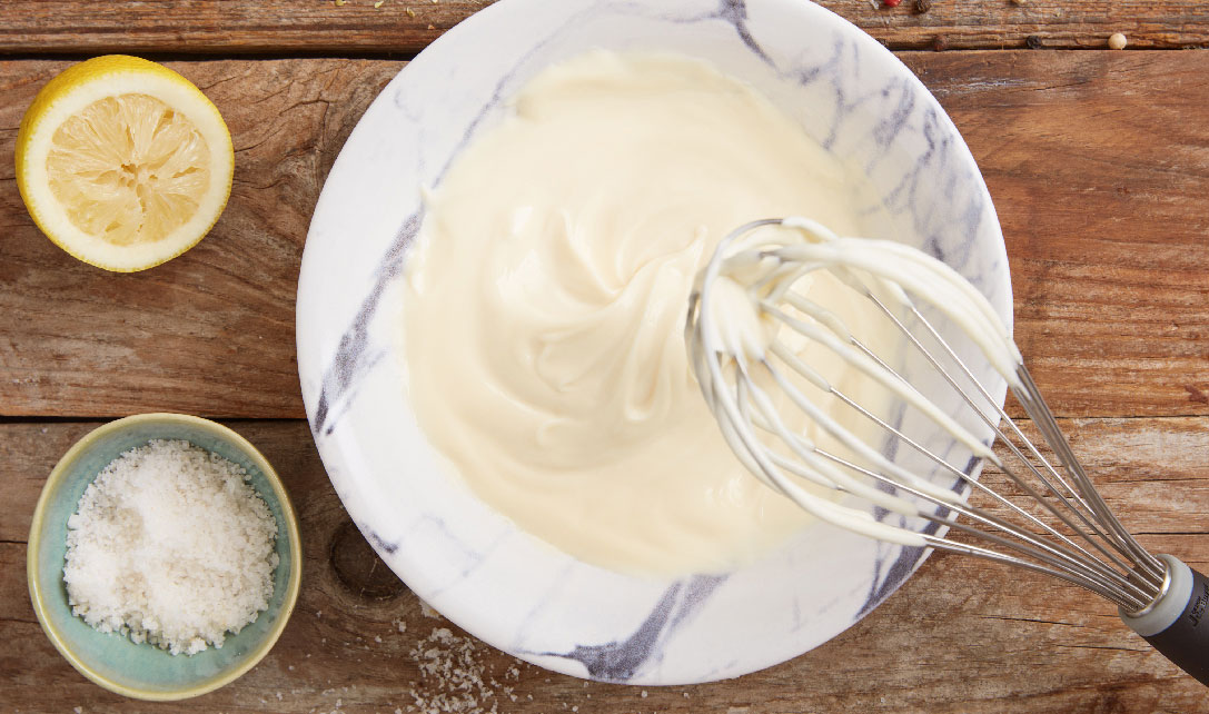 Mistura de todos os ingredientes da maionese