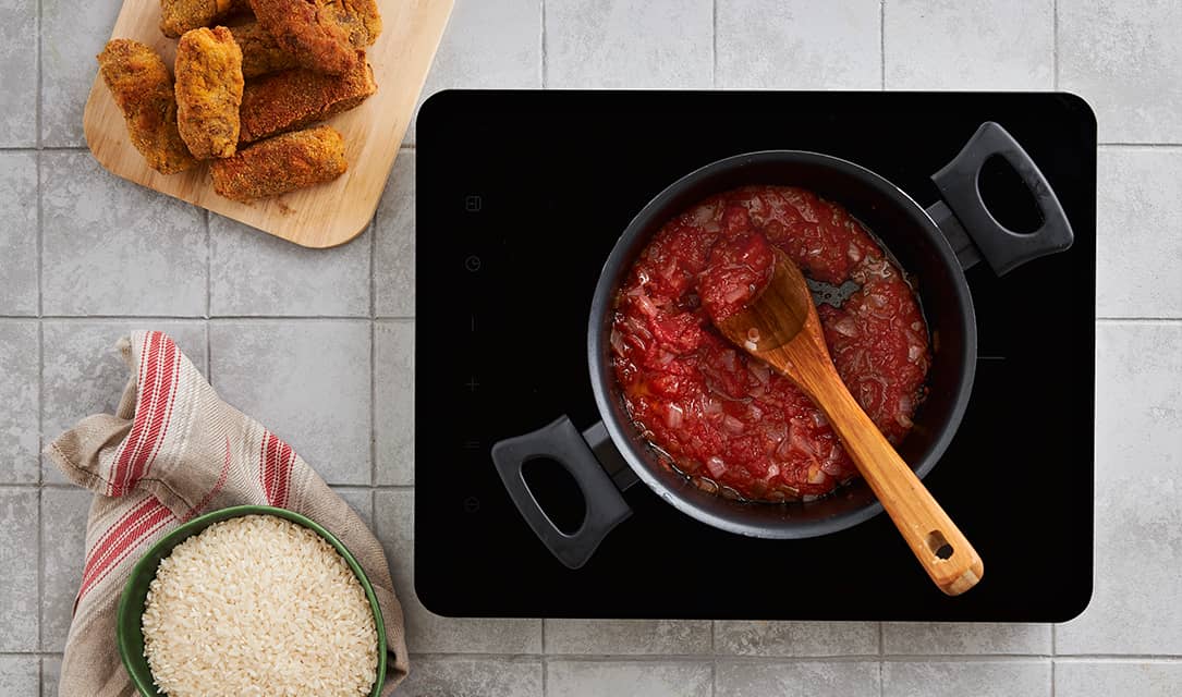 Preparação do arroz de tomate