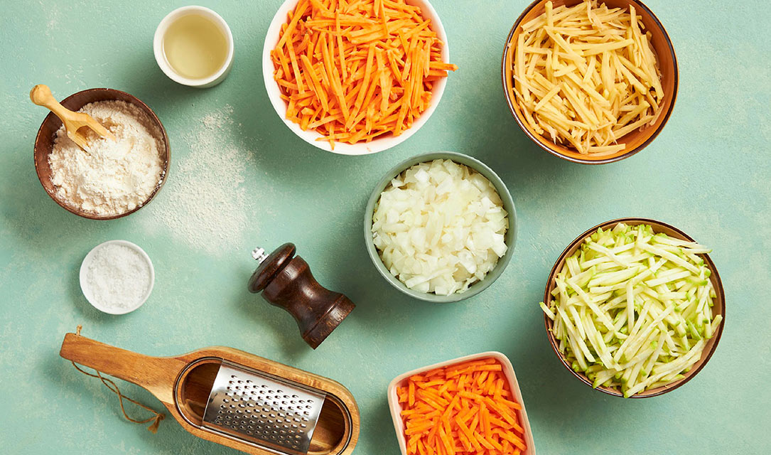 Legumes cortados para fazer pataniscas de legumes