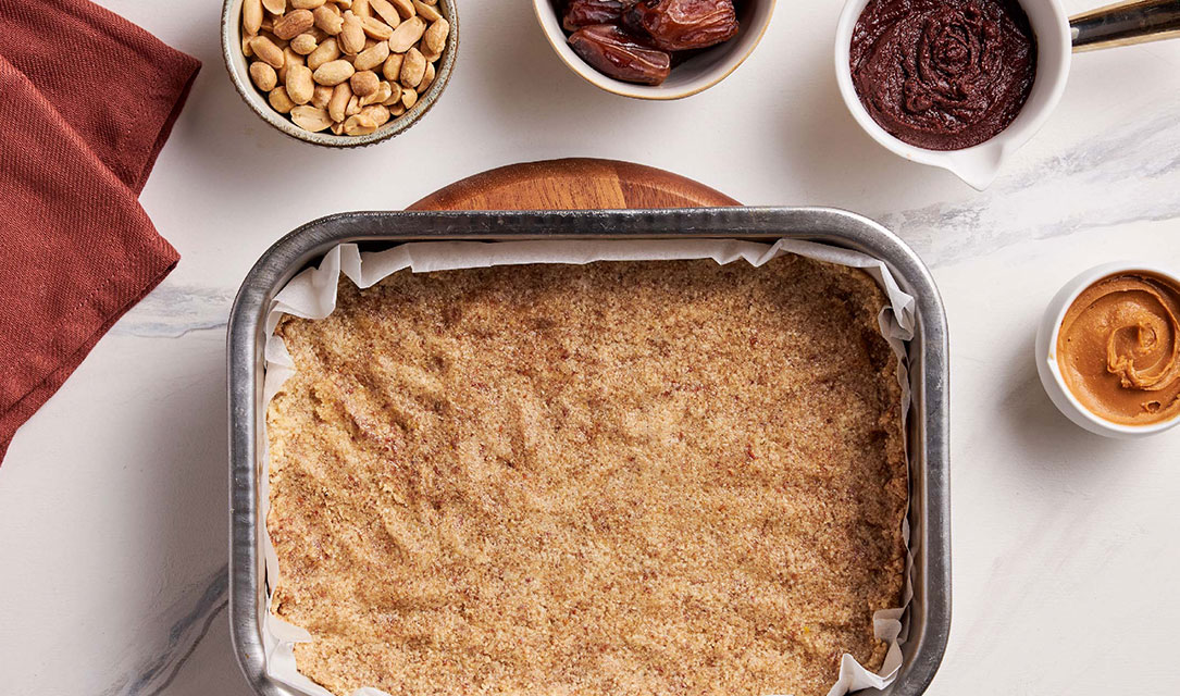 Massa de snickers em forma para forno
