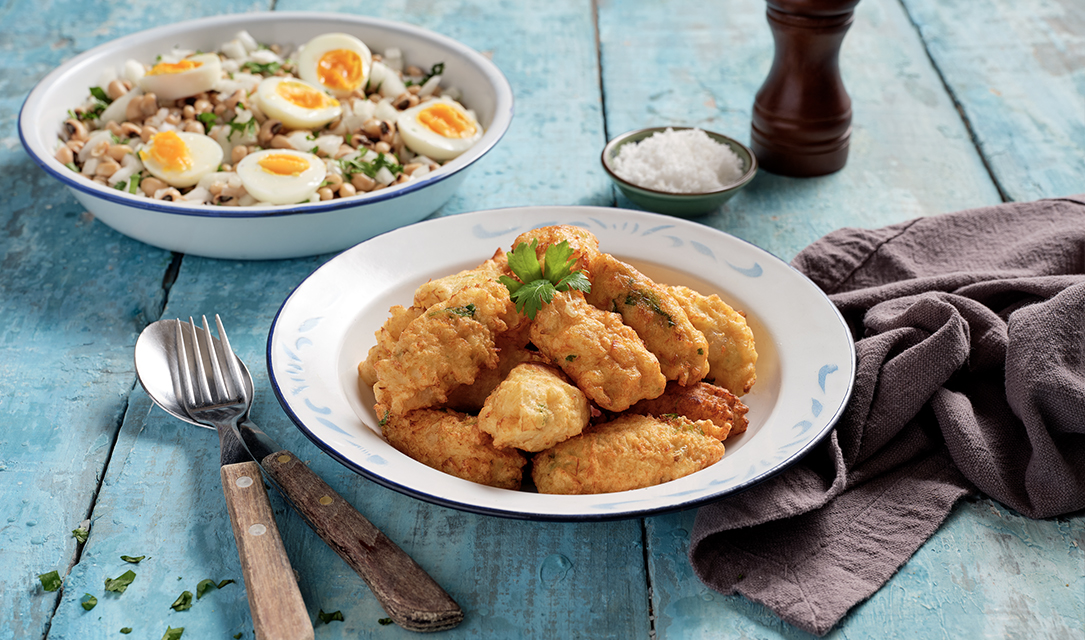 Pastéis de bacalhau com salada de feijão frade