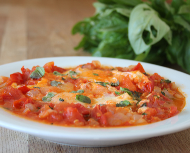 Ovos de tomatada com manjericão