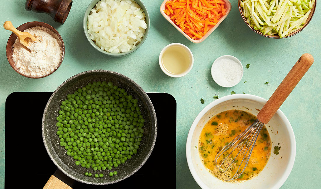 Ervilhas, legumes e ovo batido para pataniscas