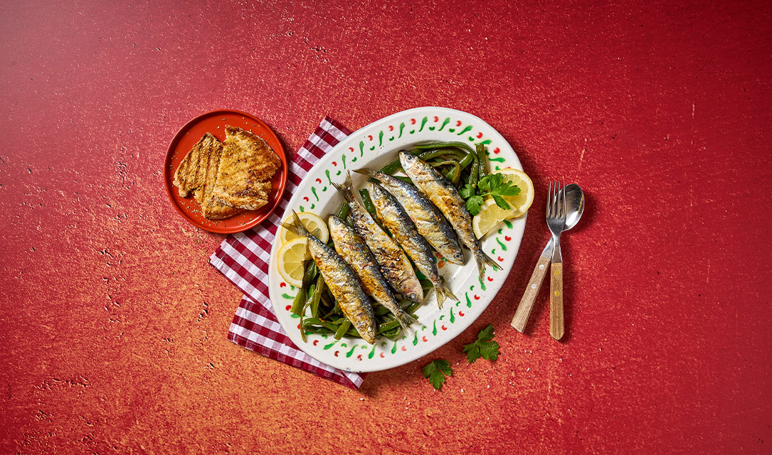 Sardinhas com salada de feijão-verde