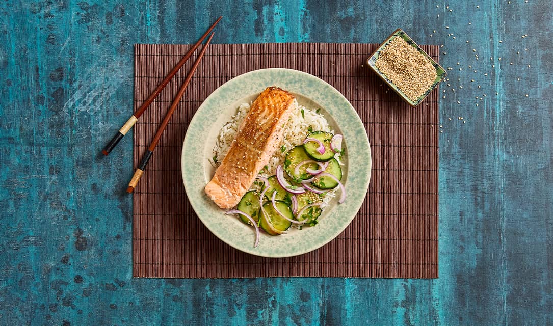 bowl de salmão com arroz, pepino e cebola