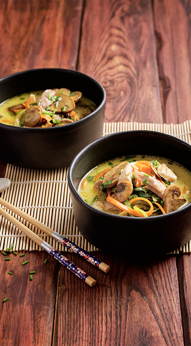 Ramen de frango com legumes e leite de coco