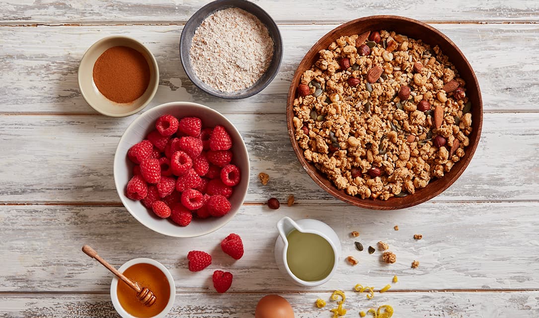Ingredientes em taças para bolachas muesli com fruta