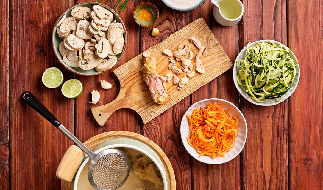 Frango cozido e ingredientes em taças para receita de ramen