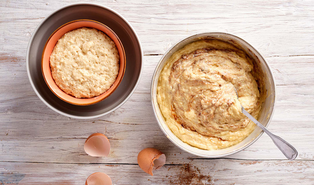 Mistura de todos os ingredientes para folar de páscoa
