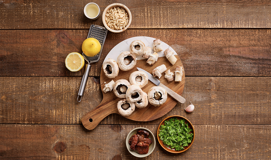 Cogumelos recheados com pesto de tomates secos e salsa