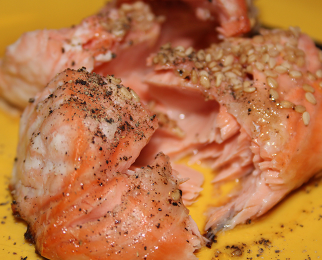 Salmão com laranja e sésamo