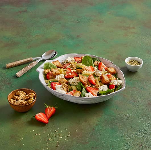 Salada de massa com espinafres, morango e requeijão