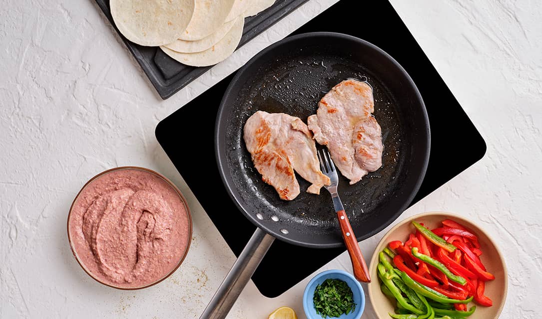 Bifes de porco a fritar para burrito mexicano