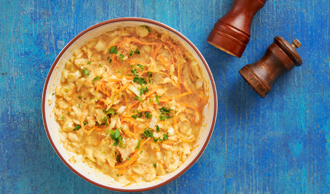 Mistura de ingredientes para as pataniscas de bacalhau