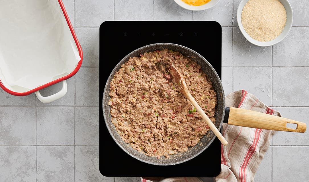 Mistura na frigideira dos ingredientes