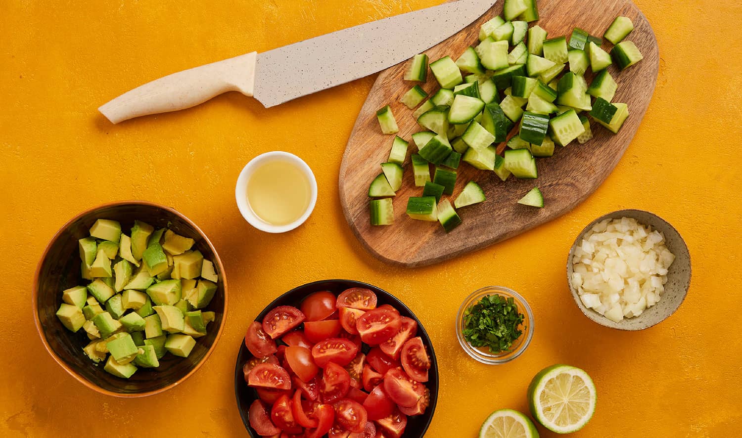 Ingredientes cortados para salada de abacate
