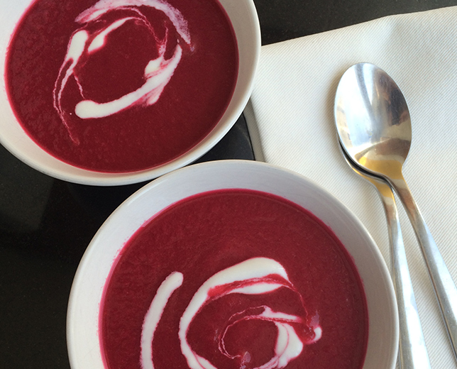 Sopa de Beterraba com leite de coco e gengibre