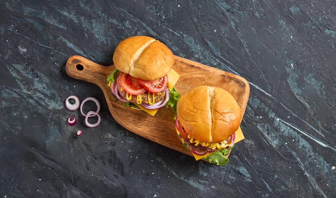 hamburger caseiro com queijo e salada