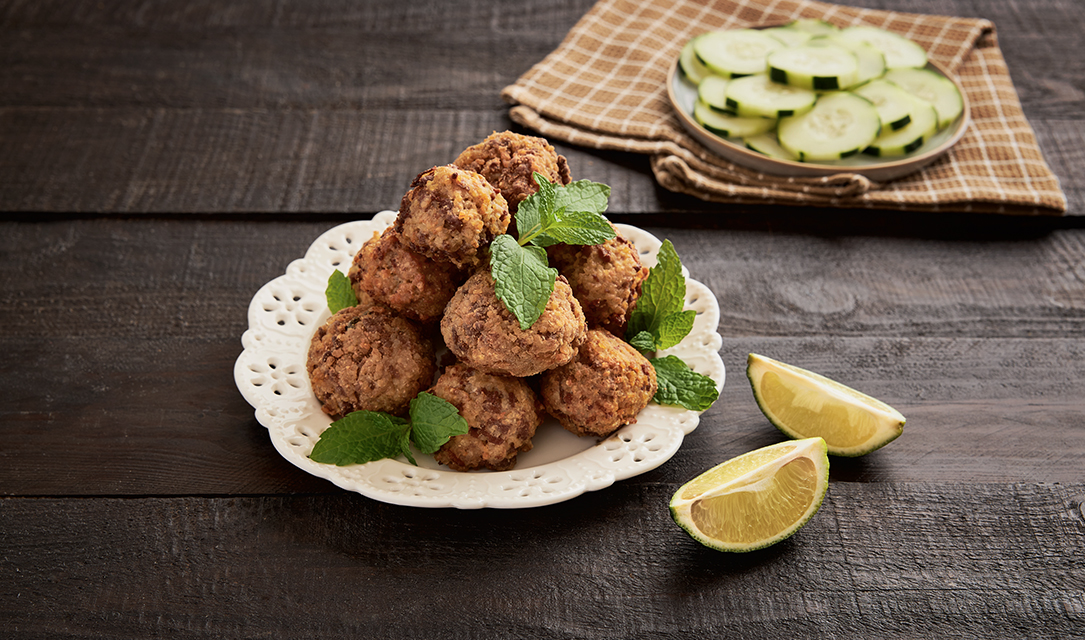 Quibe com salada de pepino