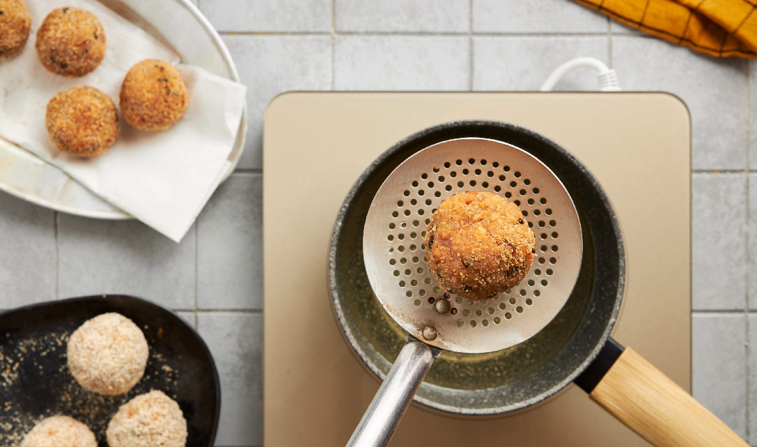 Bolinhas de risotto com salada de rúcula