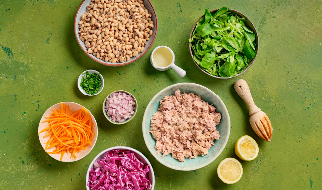 Salada de feijão e atum colorida