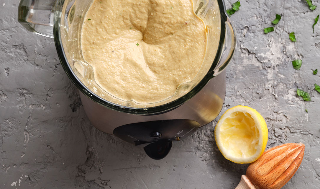 Hummus de beringela com óleo de sementes de sésamo tostadas