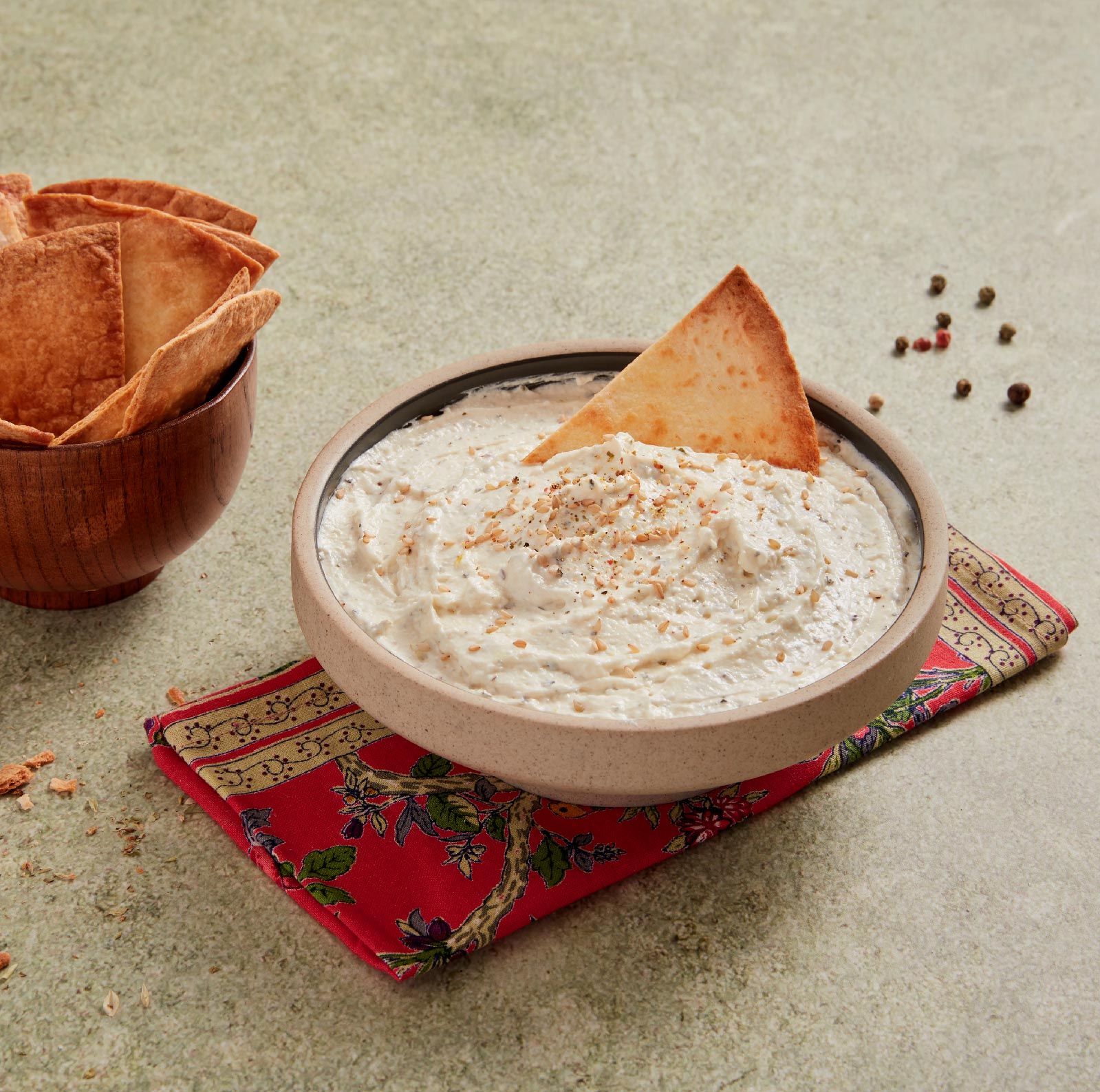 DIP DE ALHO E FETA COM NACHOS