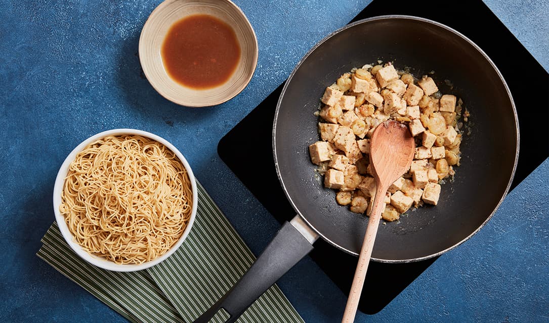 Tofu a cozinhar na frigideira para Pad Thai