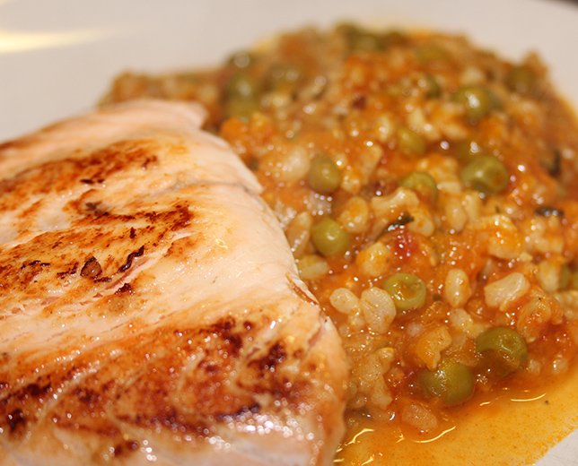 Salmão com arroz arco-íris