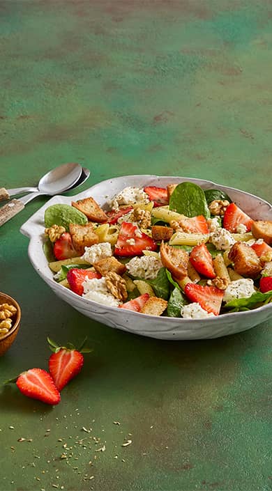 Salada de massa com espinafres, morango e requeijão