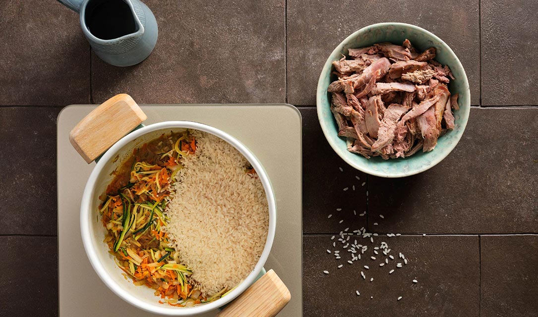 Arroz no tacho com os outros ingredientes
