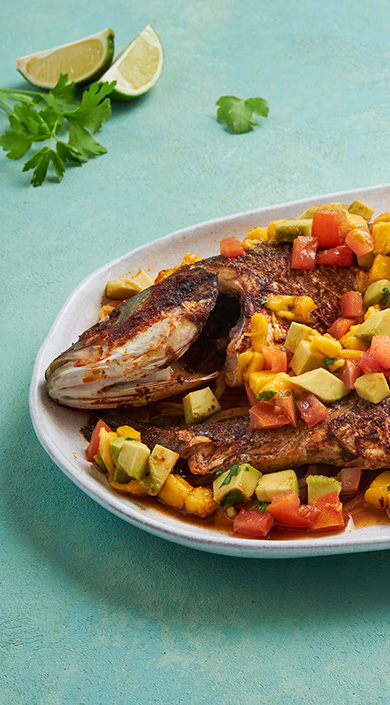 PEIXE ASSADO NO FORNO COM MARINADA DE TOMATE E ABACATE