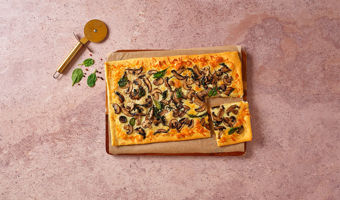 Pizza retangular de cogumelos e espinafres
