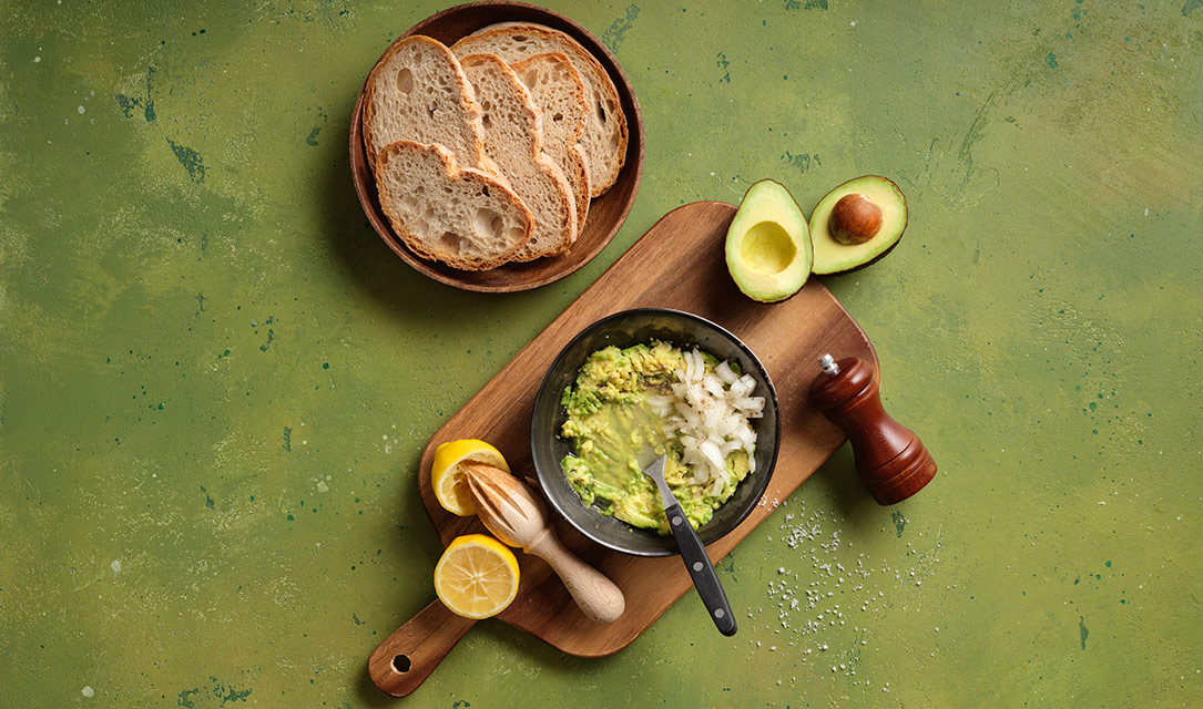 Tosta de abacate com ovo e óleo de abacate