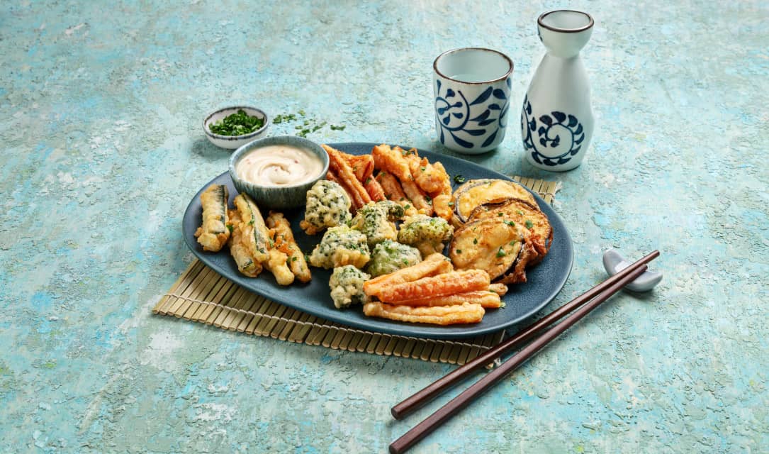 Tempura de vegetais com molho e pauzinhos